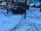 Водитель протаранил забор лицея в Одессе, ему стало плохо за рулем 