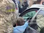 Сотрудники ТЦК в Одессе вытащили мужчину из автомобиля и жестоко избили на глазах у прохожих