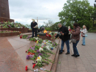 Одесситы пришли возложить цветы к памятнику Неизвестному матросу