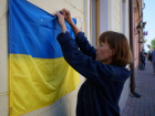 В Одессе женщина сорвала флаг Украины с магазина и бросила его в мусор