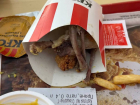 «Черная курица, сырое мясо»: одесситы пожаловались на отравления в ресторане KFC