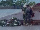 В Одессе подростки собрали возложенные на памятник цветы в кучу и прыгали на них