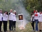 Дети в одежде одесского террориста сожгли портрет Пушкина