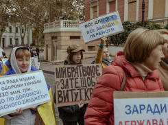 Новости Одессы: власти молчат о взрывах, протесты против чиновников, а военные вузы эвакуируют в поля