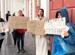 Жители вышли на акцию протеста к мэрии Одессы