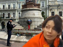 Постамент в Одессе триколором разрисовала активистка, вывешивавшая флаг России