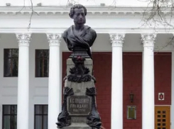 В сети предложили необычный способ спасти памятник Пушкину в Одессе