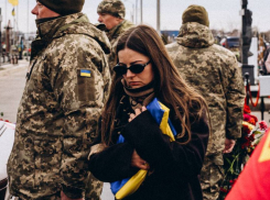 Вдова убитого радикала потратит похоронные деньги на борьбу с памятниками в Одессе