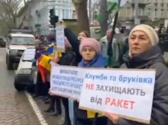 Одесситы около разрушенного отеля требуют у власти защиты
