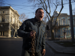 В Одессе мужчина избил сотрудников ТЦК цепью - видео