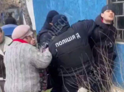 В Одессе пенсионерки пытались спасти парня от насильной мобилизации