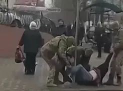 В Одессе прохожие помогли мужчинам выбраться из микроавтобуса ТЦК