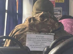 В Одессе военный ходит с надписью на спине о том, что он не ТЦКшник