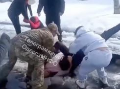 Сотрудники ТЦК ударили и протащили по земле беременную женщину в Одесской области
