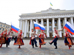 Матушка земля: русский хит гремел на всю площадь перед мэрией в Одесской области
