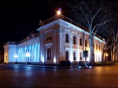 В Одессе поменяли табличку на Биржевой площади