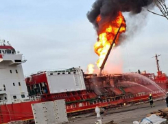 После атаки ВС РФ вторые сутки полыхает газовый танкер в порту Измаила
