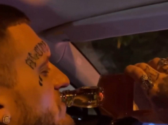 Одессит выложил видео, как он пьет виски за рулем