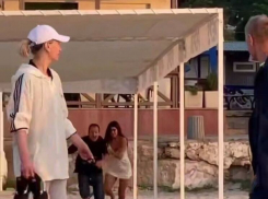 В Одессе женщина избила мужчину на пляже из-за отказа купить ей платье