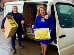 Депутат одесского облсовета привезла херсонским детям просроченные конфеты