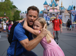 Блогер из Одессы: беженка из Украины продала 9-летнюю дочь педофилу в Диснейленде