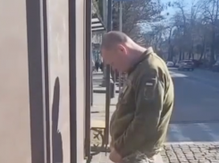 В Одессе пьяный военком справил нужду прямо на улице и средь бела дня