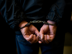 Одессит получил 5,5 лет тюрьмы за секс с падчерицей, родившей от него ребёнка