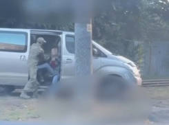  В Одессе прохожие и медики вырвали мужчину из рук военкома