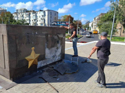 В Одессе активисты добили Ленина кувалдами