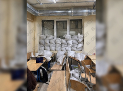 Строительные мешки упали на голову ребёнка в одесской гимназии