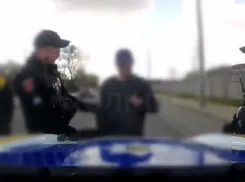 В Одессе мужчина с ножом бросался под машины и пытался навредить себе