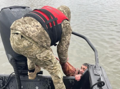 В Одесской области моряки-пограничники спасли мужчину, едва не утонувшего в холодной воде