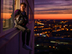 Ждал, пока самолёт наберёт высоту: в Одессе спасли наркомана за минуту до полёта из окна