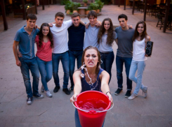 Женщина в Одессе окатила зумеров из ведра водой за русские песни