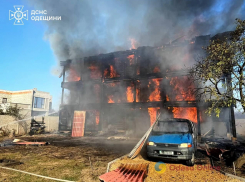 В Одесском районе масштабный пожар уничтожил здание и машину   