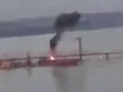 Поставки НАТО ушли на дно: дрон снял на видео удары авиабомб по мосту в одесской Затоке