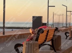 В Одессе парочка занялась сексом на лавочке у моря – видео