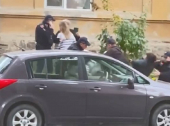 Полицейские избили девушку во время незаконной мобилизации под Одессой – видео