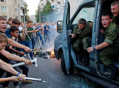 В Одессе парни уничтожили машину ТЦК и отметелили военкомов