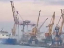 Турецкое судно с военной техникой попало под удары РФ у Одессы
