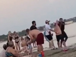В сети завирусилось видео жесткой драки туристов на пляже в Одессе