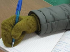 Мерзнут в шапках на уроках: родители Одесской области требуют включить отопление в школах