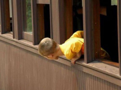 В Одессе 8-летний мальчик застрял на балконе, пытаясь спасти телефон