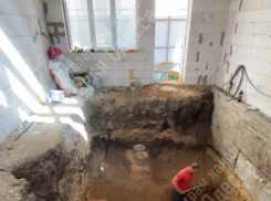 «Роет себе яму»: в Одессе мужчина выкопал под своим домом бункер