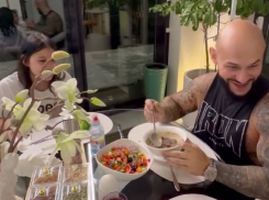 Джиган вернулся к Самойловой: репер выложил видео ужина с детьми в квартире жены