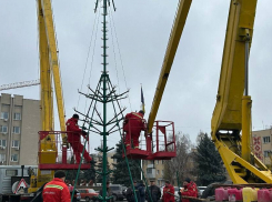 В Одессе начали устанавливать новогоднюю елку, но праздника не будет