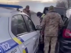 Одесские военкомы устроили на трассе погоню за призывником и избили его ногами