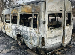 В Одессе неизвестные сожгли автобус благотворительного фонда