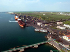 Одесские порты возобновили работу после обстрелов и разлива масла