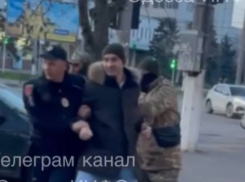 «Это демократия?»: В Одессе военкомы силой мобилизовали мужчину